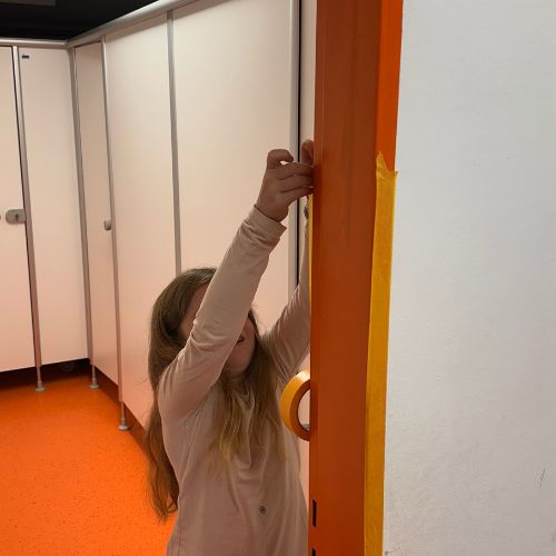 Toiletten abkleben Untergeschoss bei den Mädchen
