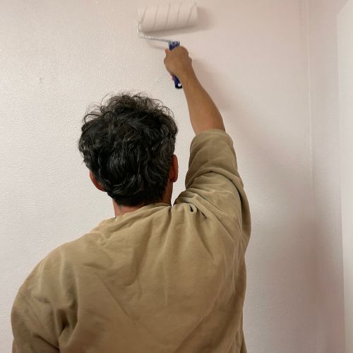 Toiletten streichen im Untergeschoss