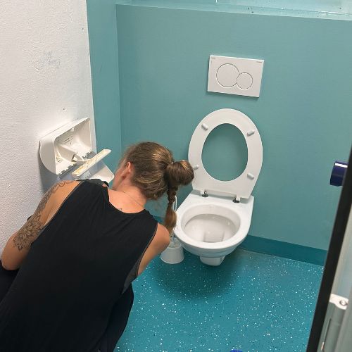 Toiletten putzen Untergeschoss bei den Jungen