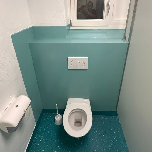 Toilette im Untergeschoss bei den Jungen