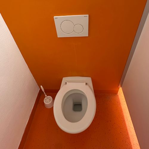 Toilette im Untergeschoss bei den Mädchen