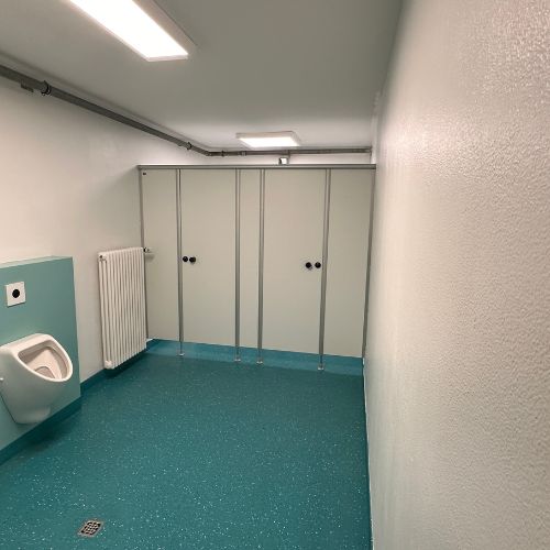 Toiletten im Untergeschoss bei den Jungen