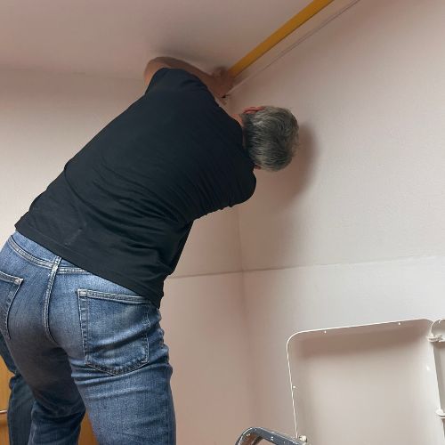 Toiletten abkleben Untergeschoss bei den Jungen