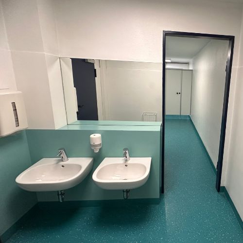 Toiletten Vorraum im Untergeschoss bei den Jungen