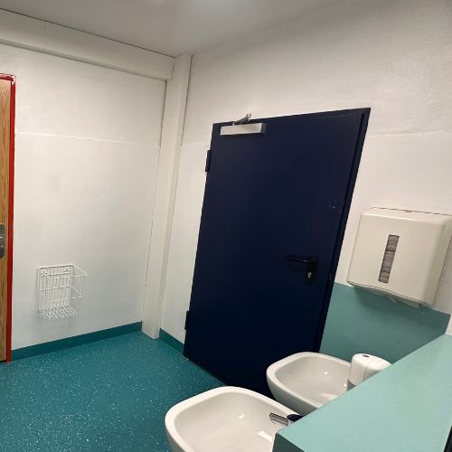 Toiletten Vorraum im Untergeschoss bei den Jungen