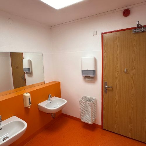 Toiletten Vorraum im Untergeschoss bei den Mädchen