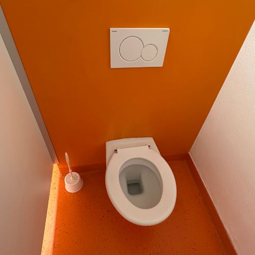 Toilette im Untergeschoss bei den Mädchen