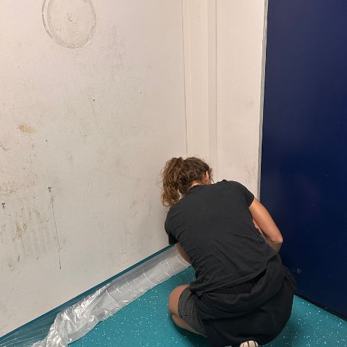 Toiletten abkleben Untergeschoss bei den Jungen