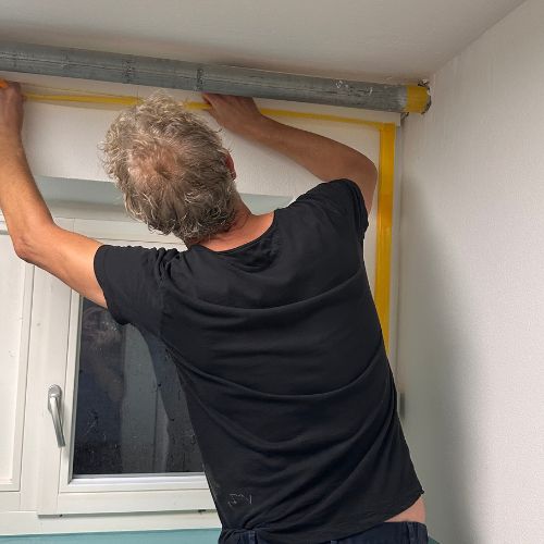 Toiletten abkleben Untergeschoss bei den Jungen