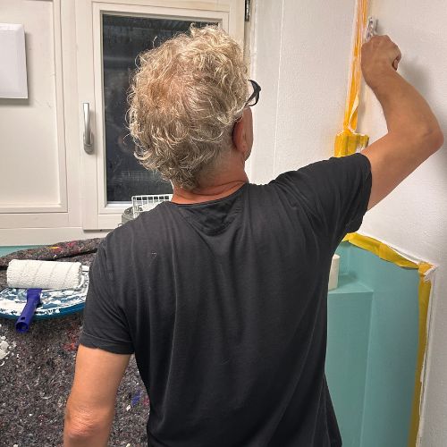 Toiletten streichen im Untergeschoss