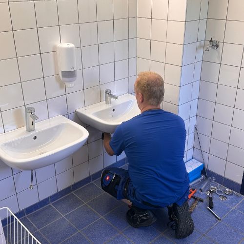 Neue Waschbecken in den Toiletten im Erdgeschoss